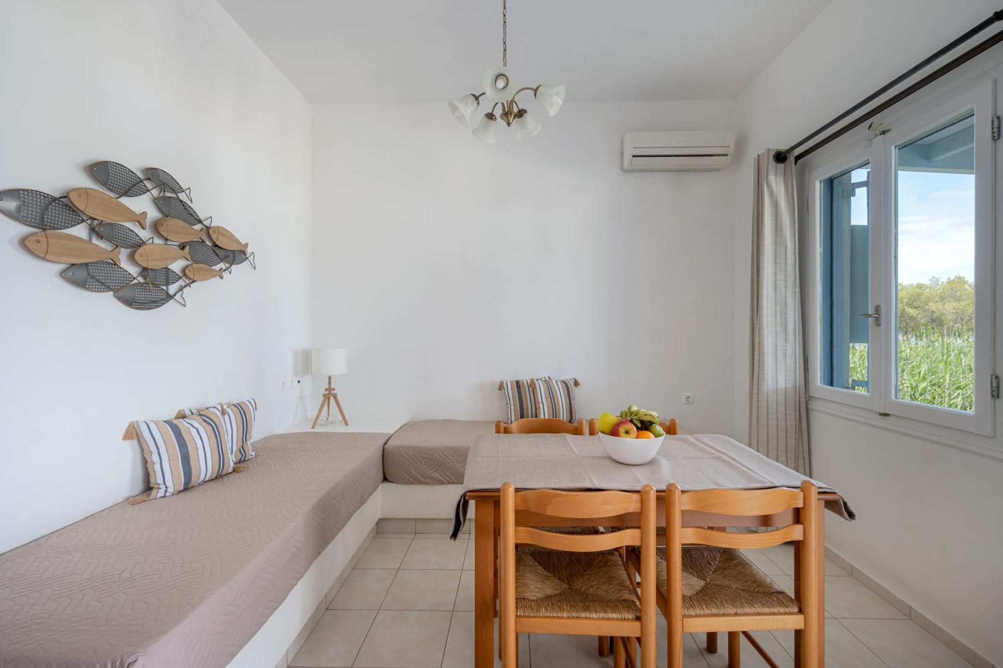 Galazio Seaside Apartments Livadakia Bagian luar foto