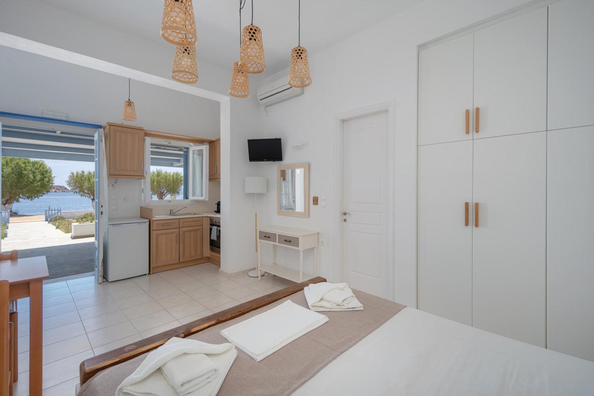 Galazio Seaside Apartments Livadakia Bagian luar foto
